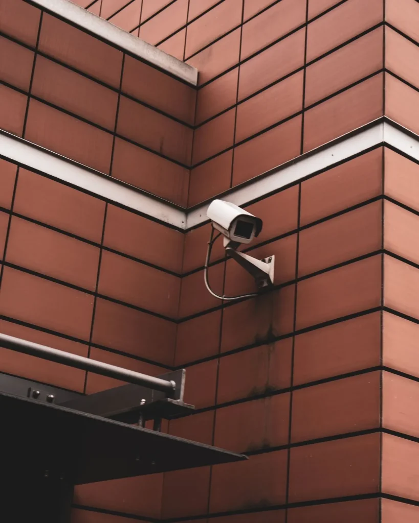 Cámara de vigilancia instalada en la fachada de un edificio