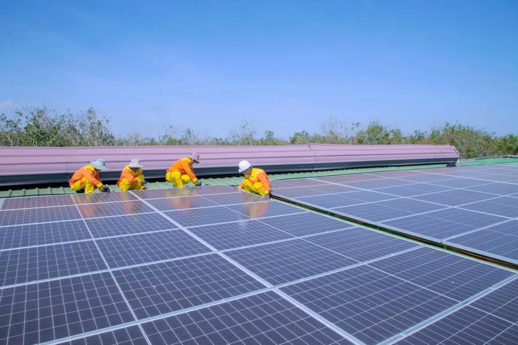 Técnicos instalando paneles solares en una cubierta
