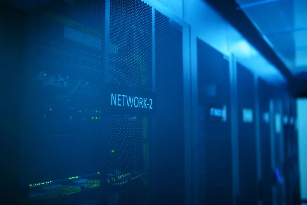 Rack de red con iluminación azul en un centro de datos