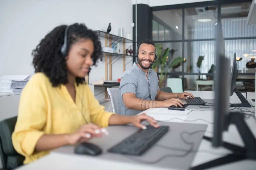 Asesores de contact center con diadema atendiendo clientes
