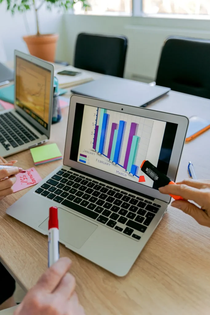 Equipo revisando gráficos de indicadores en un portátil