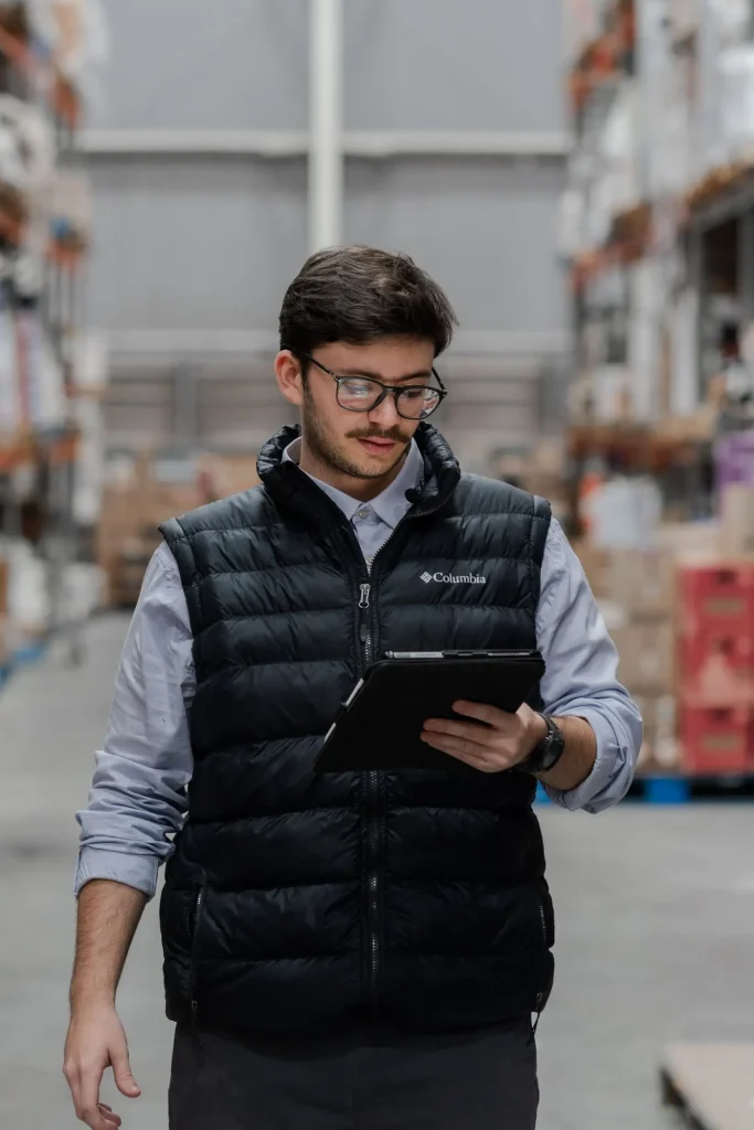 Trabajador de bodega consultando pedidos en una tableta